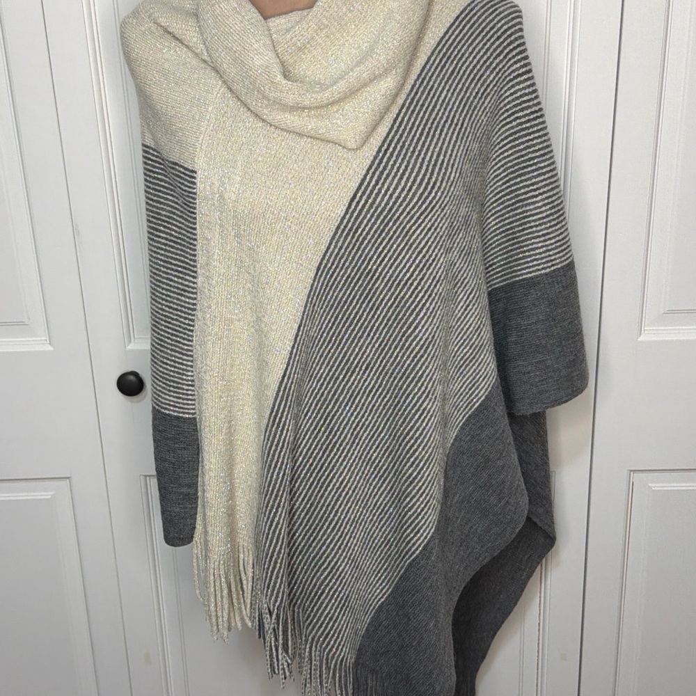 Women’s Chico's Gray Cream Poncho Fringes Asymmetrical Cowl Neck Metallic No Tag
